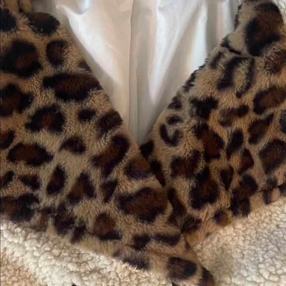 đź‘‘SHEIN Cream Fleece Coat with Leopard Print Accent - Picture 4 of 6